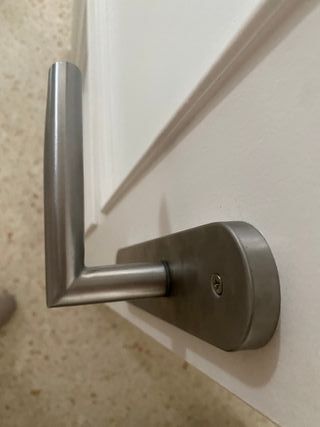 Manilla de puerta de aluminio plateada