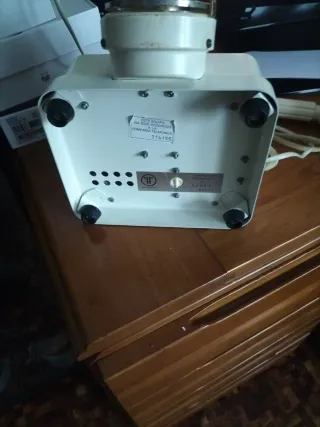 Teléfono antiguo blanco y dorado