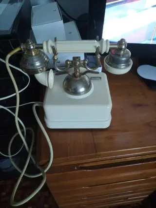 Teléfono antiguo blanco y dorado