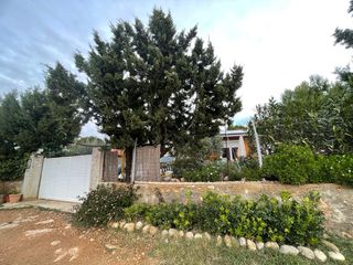 Venta de terreno urbano con casa de madera