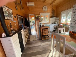 Venta de terreno urbano con casa de madera