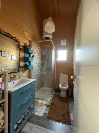 Venta de terreno urbano con casa de madera