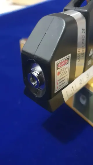 Medidor de Distancia Láser Digital con Nivel de