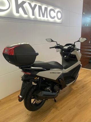 Kymco SkyTown 125 2026 con baúl