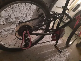 Bicicleta infantil negra y rosa