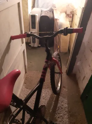 Bicicleta infantil negra y rosa