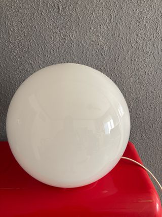 Lámpara de mesa esférica blanca