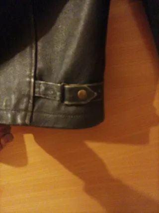 Chaquetón de cuero marrón oscuro. 100% cuero