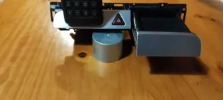 Botón emergencia, portavasos y teclado