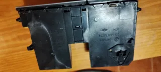 Botón emergencia, portavasos y teclado