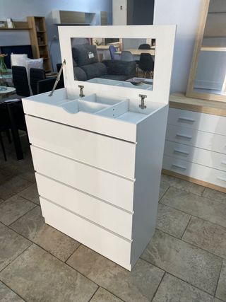 Cómoda blanca con espejo abatible