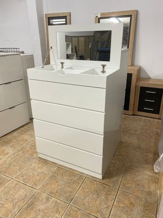 Cómoda blanca con espejo abatible