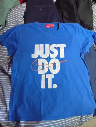 Camisa Tommy, ropa variada