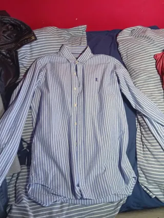 Camisa Tommy, ropa variada