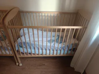 2 Cunas de madera con colchones en perfecto estado