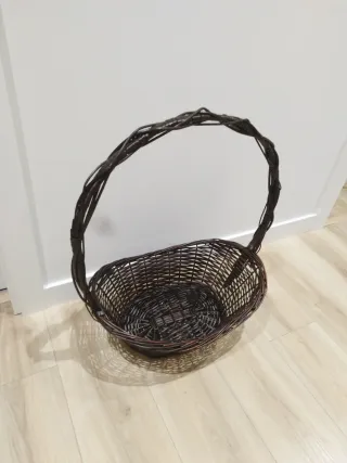 Cesta de mimbre con asa