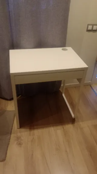 Scrivania e sedia da ufficio