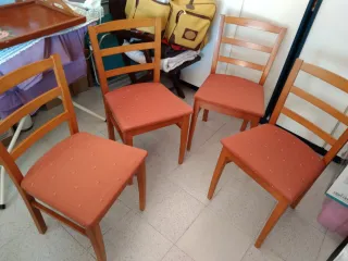 Juego de 4 sillas de madera y tela