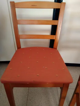 Juego de 4 sillas de madera y tela