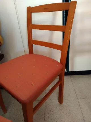 Juego de 4 sillas de madera y tela