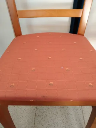 Juego de 4 sillas de madera y tela