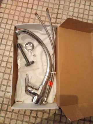 Grifo de cocina metálico y plástico