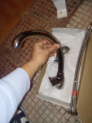 Grifo de cocina metálico y plástico