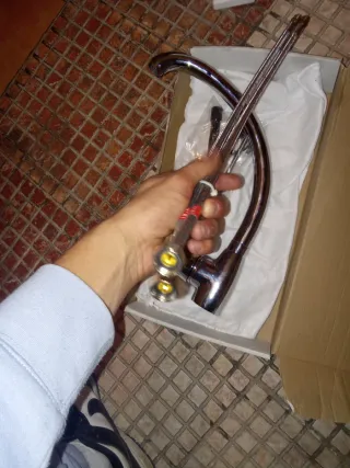 Grifo de cocina metálico y plástico