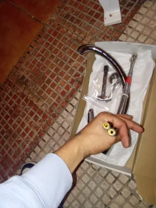 Grifo de cocina metálico y plástico