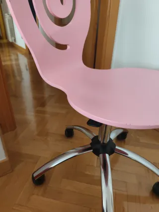 Silla rosa con diseño de espiral