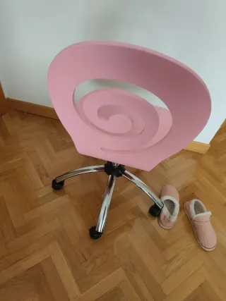 Silla rosa con diseño de espiral