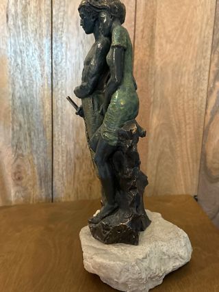 Escultura de bronce con pátina verde