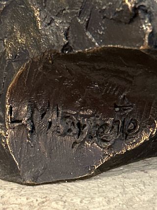 Escultura de bronce con pátina verde