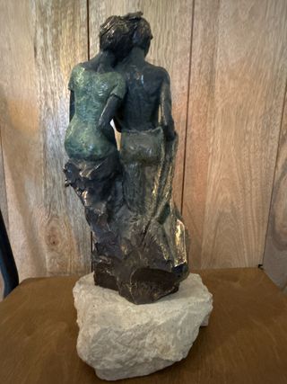 Escultura de bronce con pátina verde