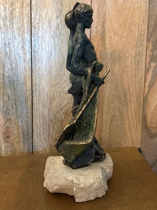Escultura de bronce con pátina verde