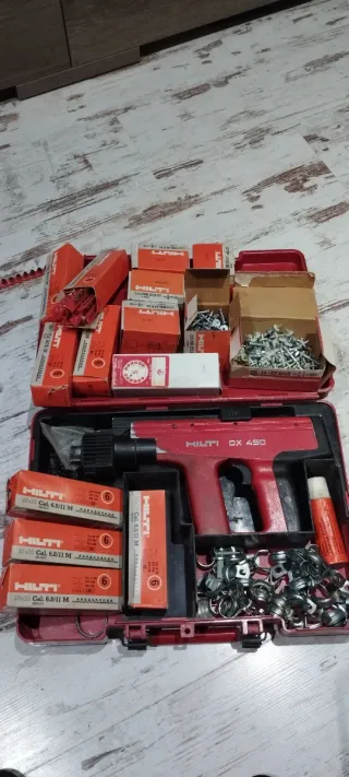 Clavadora Hilti DX 450 con accesorios