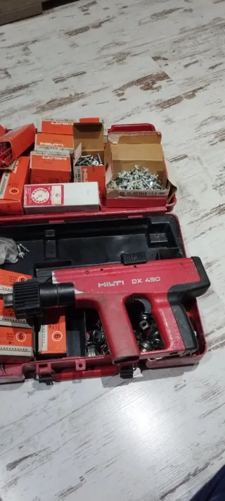 Clavadora Hilti DX 450 con accesorios
