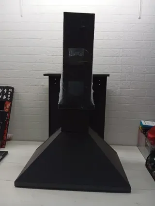 Barbacoa de metal con chimenea