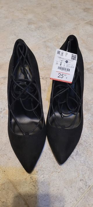Zapatos de tacón Bershka negros con cordones