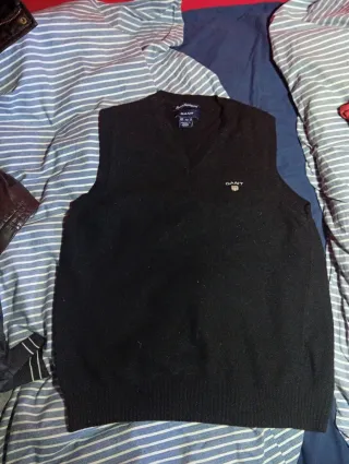 Varias chaquetas y sudaderas