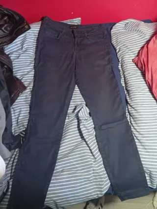 Varias chaquetas y sudaderas