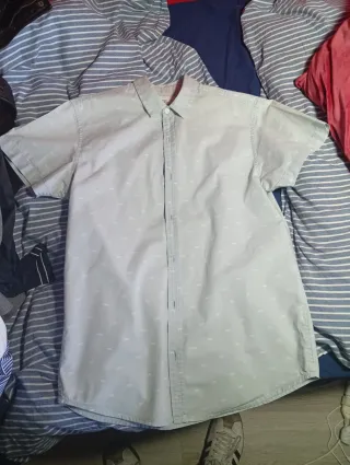 Varias chaquetas y sudaderas