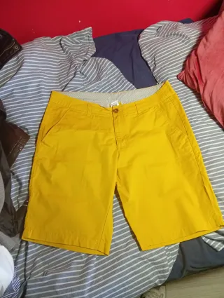 Varias chaquetas y sudaderas