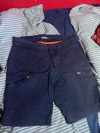 Varias chaquetas y sudaderas