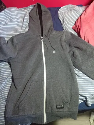 Varias chaquetas y sudaderas