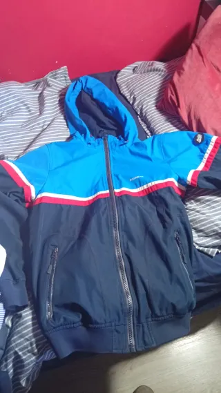 Varias chaquetas y sudaderas