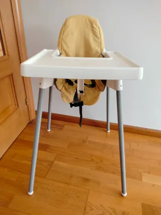 Trona IKEA con funda y bandeja