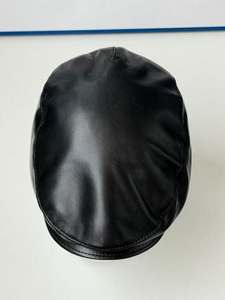 Boina de cuero negra