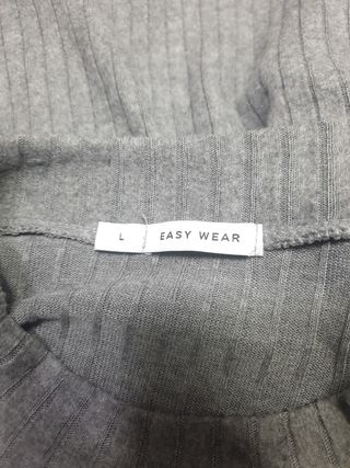 Vestido gris de punto con cinturón