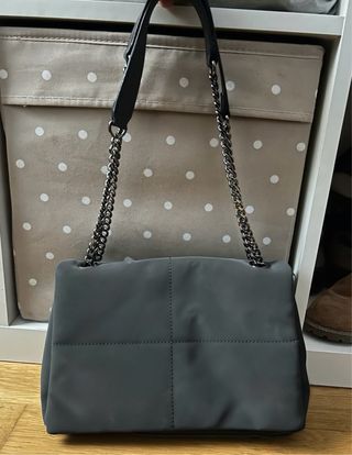 Bolso gris con cadena